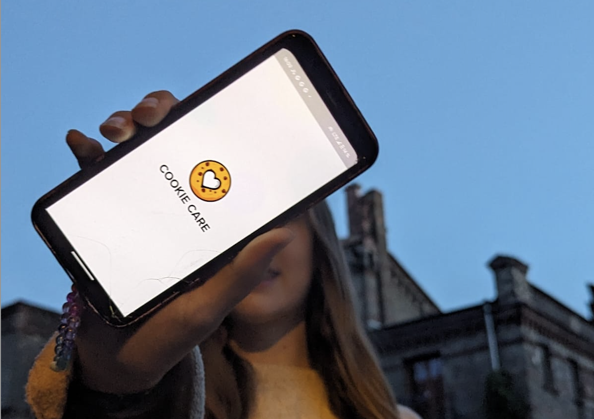 Lucia mit ihrer App Cookie Care