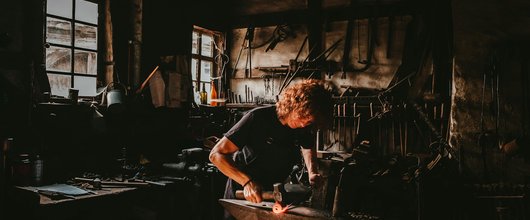 Blue Collar KI: Wenn Handwerk, Landwirtschaft & Logistik smart werden