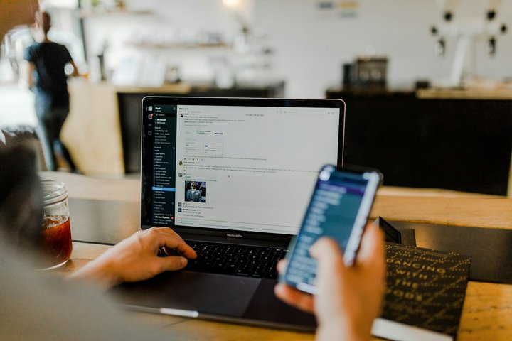 LinkedIn, Xing & Co: Navigieren durch die KI-gesteuerte Kommunikation